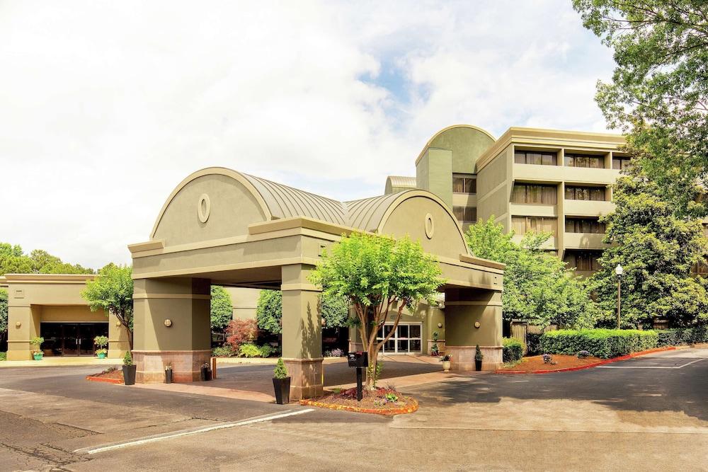 DoubleTree by Hilton Atlanta Windy Hill Ballpark photo 1