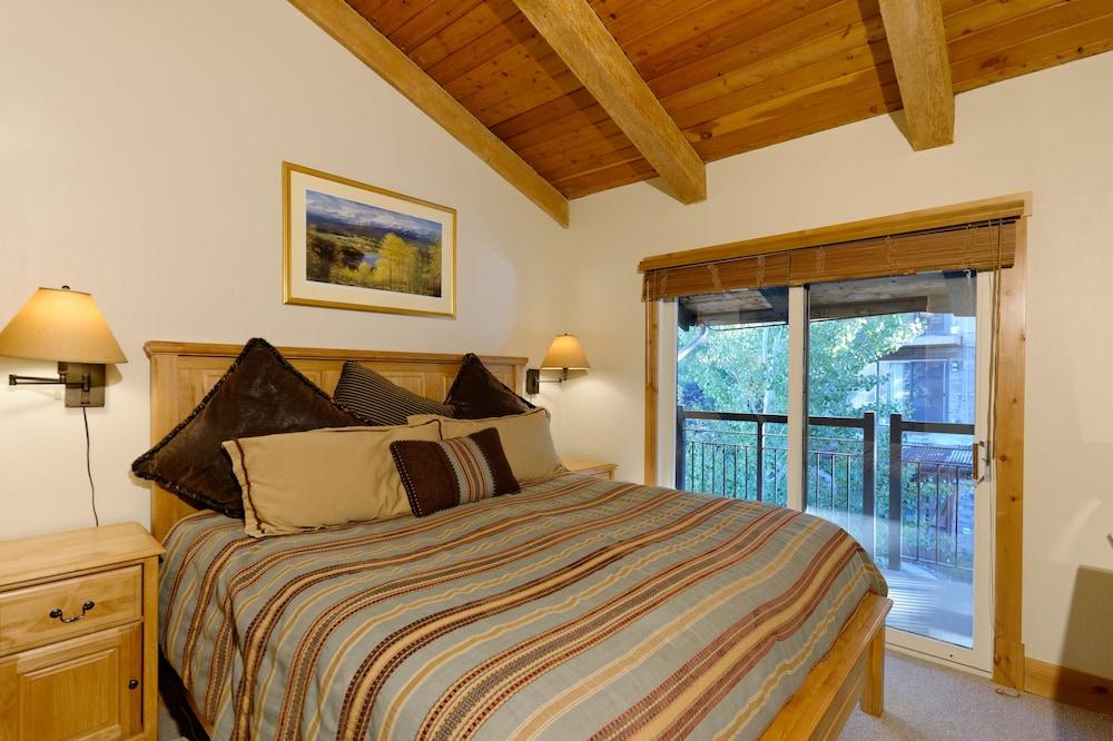 The Crestwood Condominiums photo 38