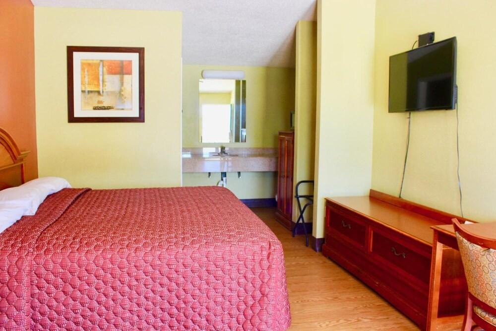 Tropicana Motel photo 9