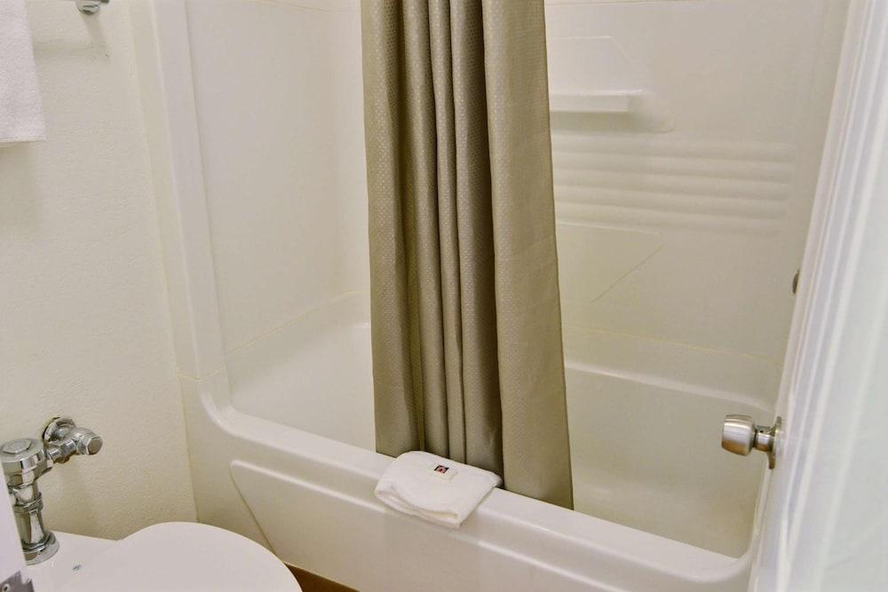 Travelodge by Wyndham Brattleboro VT photo 17