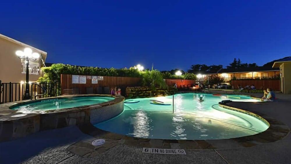 Sunday House Inn and Suites photo 11