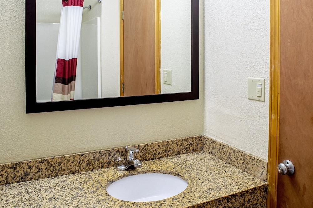 Red Roof Inn & Suites Middletown - Franklin photo 21