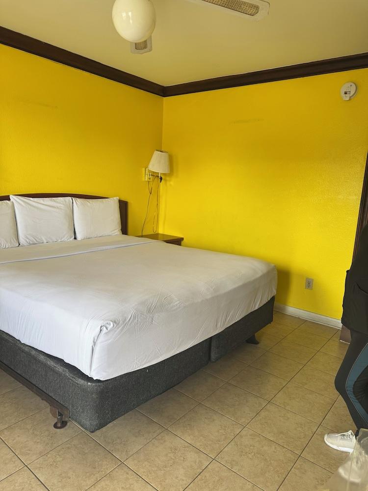 Evergreen Plaza Inn photo 3