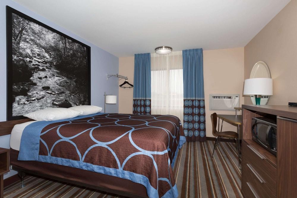 Super 8 by Wyndham Longmont/Twin Peaks photo 9