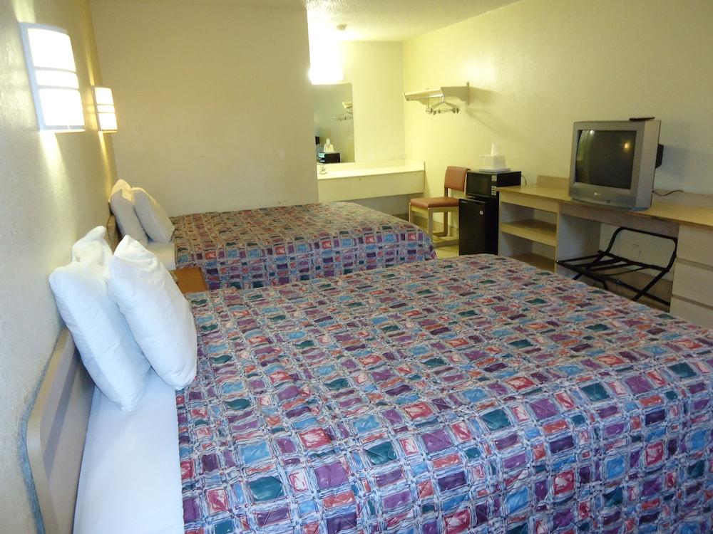 Super 6 Inn & Suites photo 9