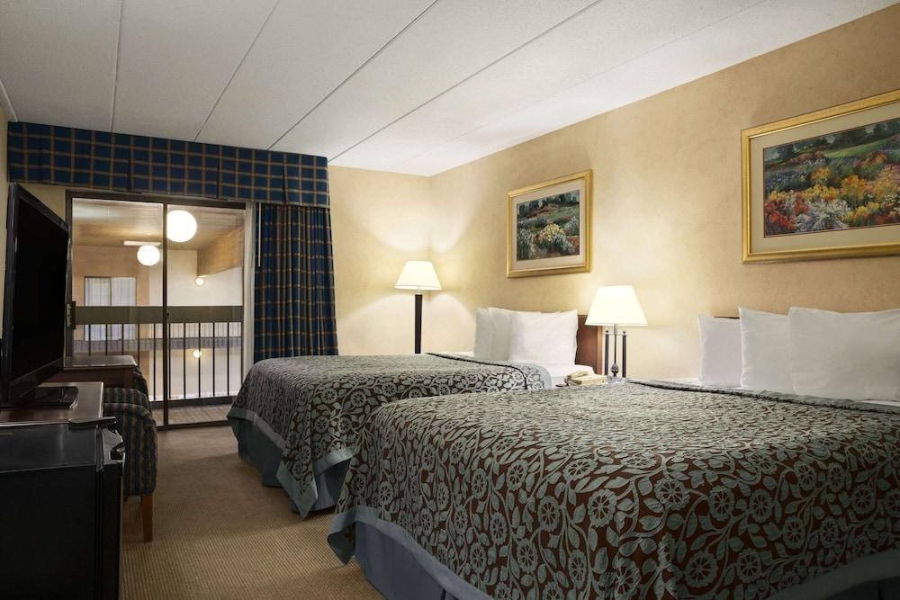 Days Inn by Wyndham Rock Falls photo 56