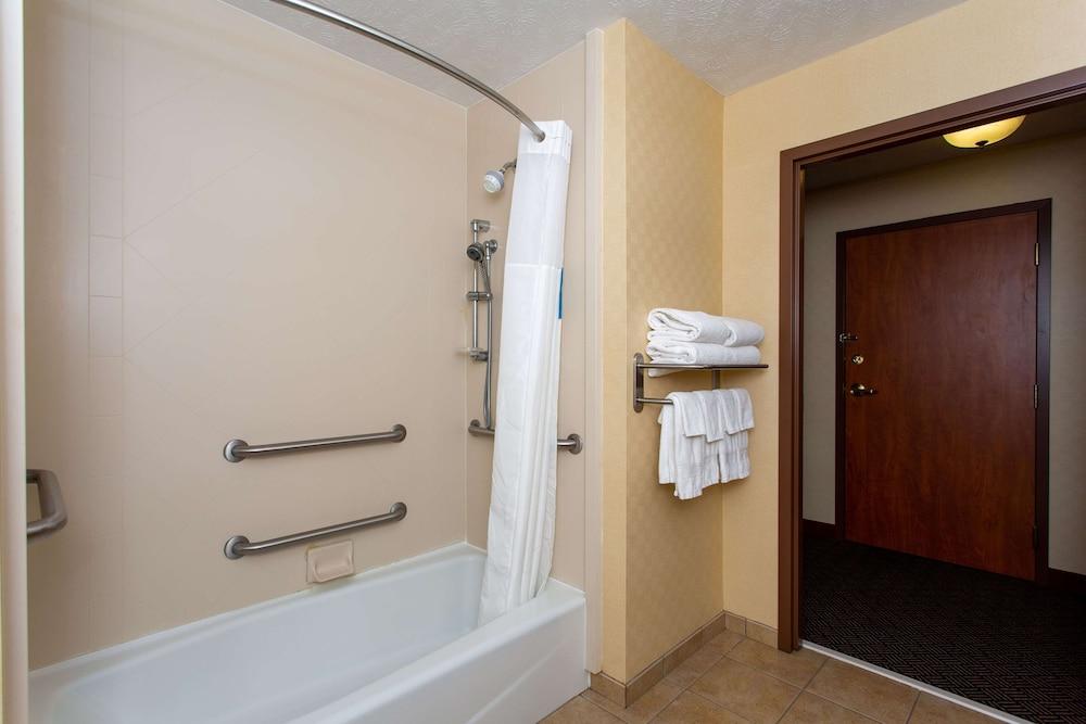 Hampton Inn Waterloo Cedar Valley photo 61