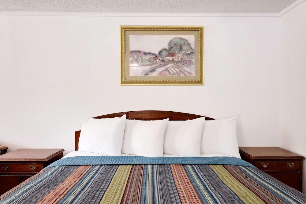 Knights Inn Macedonia photo 17