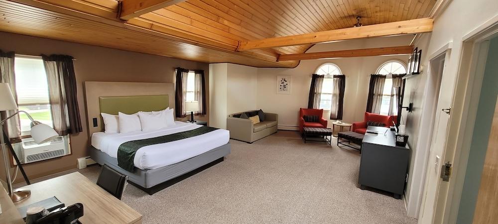 Pictured Rocks Inn & Suites photo 26