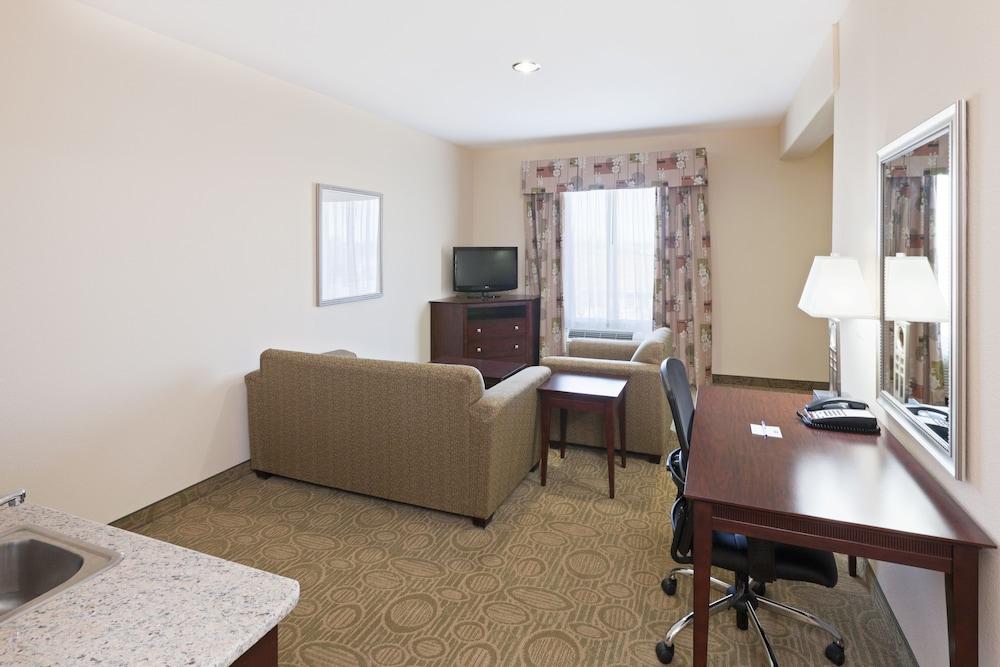 Holiday Inn Express Hotel & Suites Brownfield by IHG photo 10