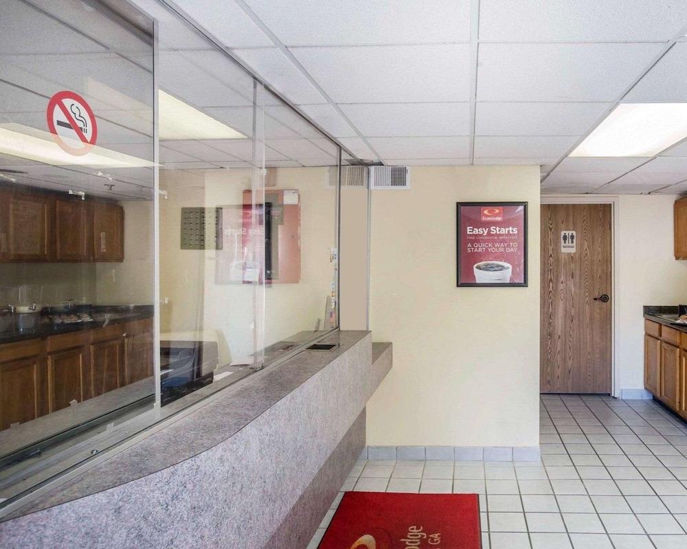 Econo Lodge Jonesboro - Atlanta South photo 24
