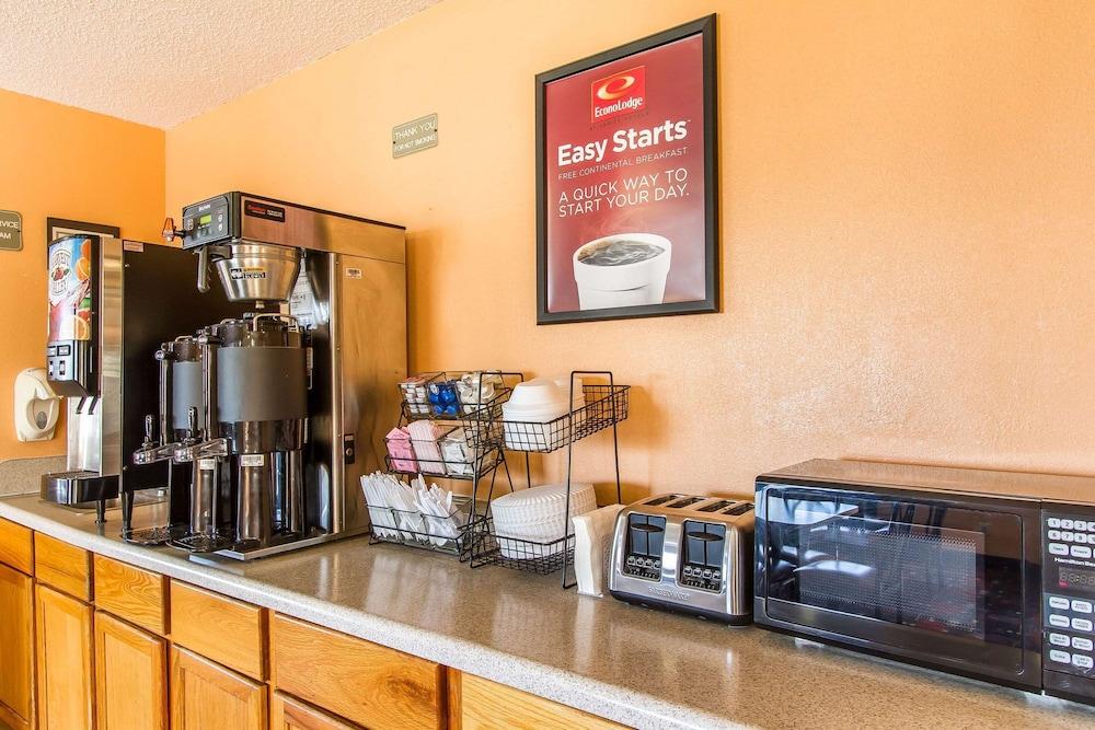 Econo Lodge Inn & Suites Pekin - Peoria Area photo 48