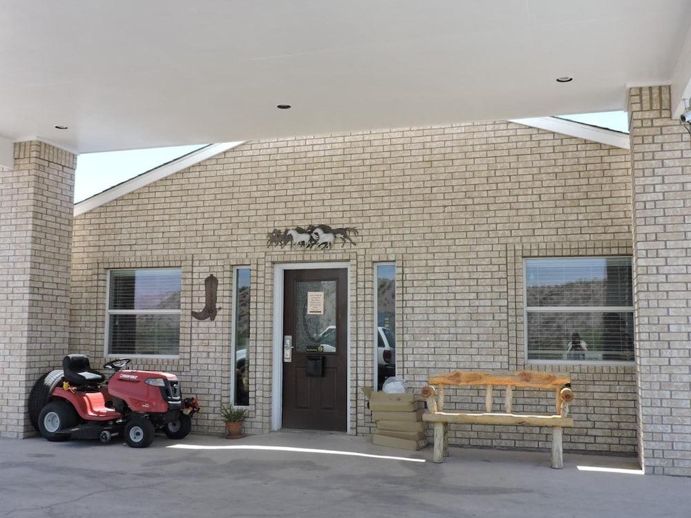 Riata Inn photo 4