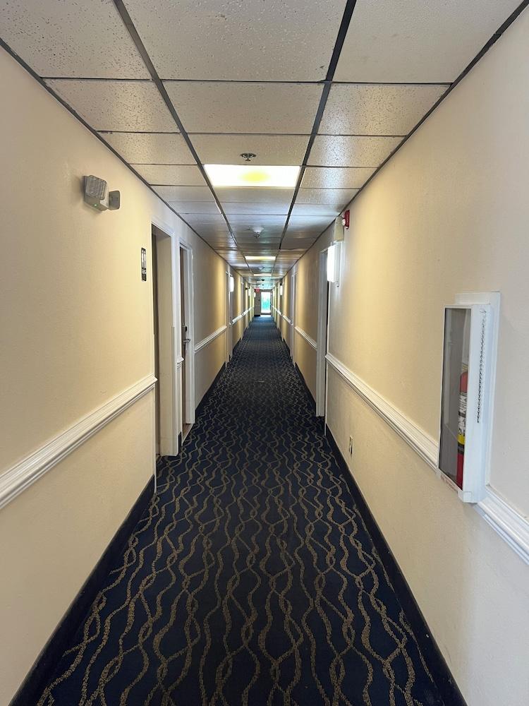 Economy 7 Inn - Norfolk photo 43