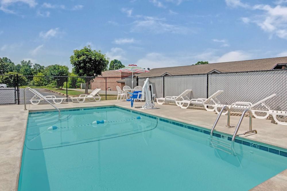 Super 8 by Wyndham Shelby photo 11