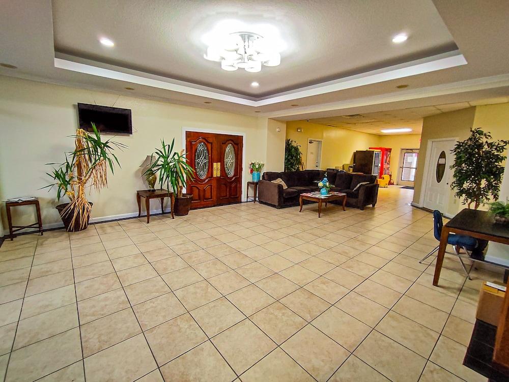 Clover Inn & Suites photo 13