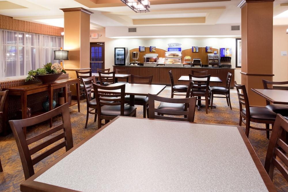 Holiday Inn Express Hotel & Suites LAMAR by IHG photo 21