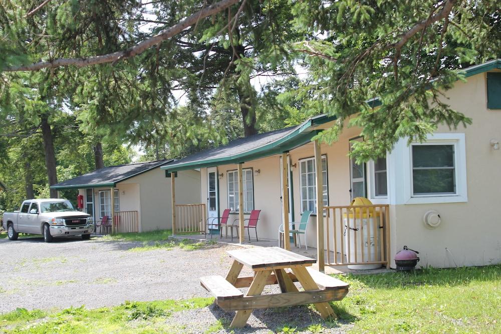 The Evergreen Motel photo 80