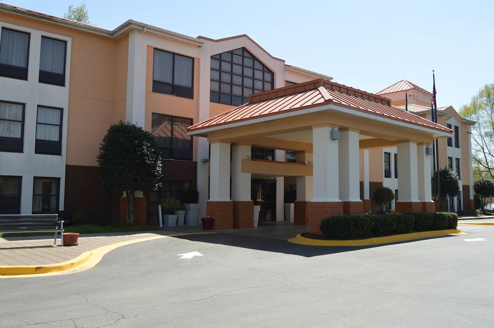 Lexington Inn and Suites photo 30