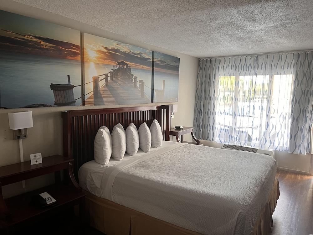 Econo Lodge Daytona Beach - Speedway photo 35