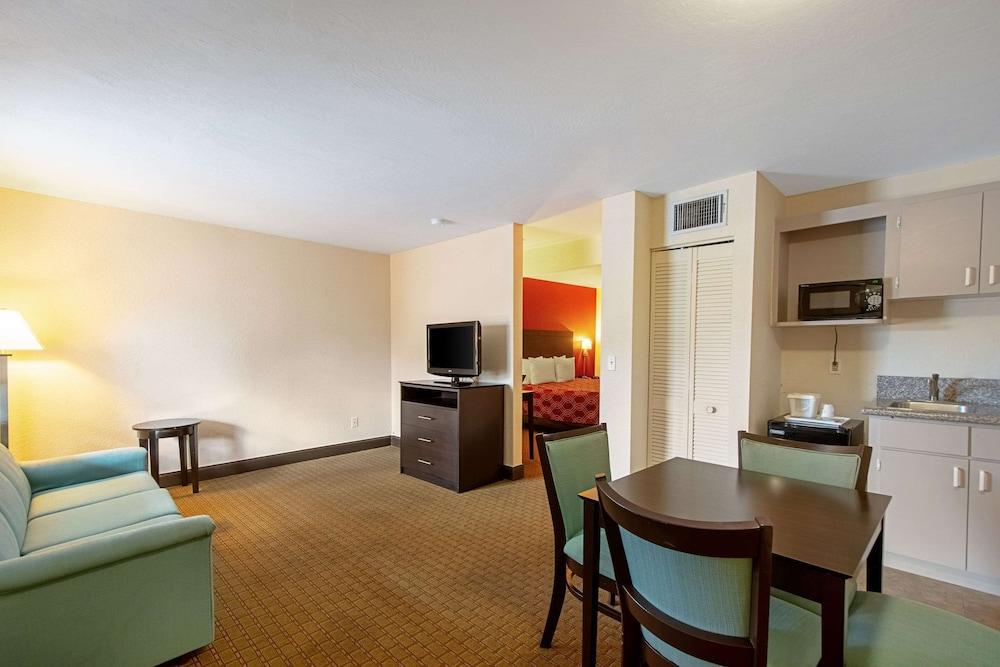 Econo Lodge Inn & Suites Clearwater Central photo 16