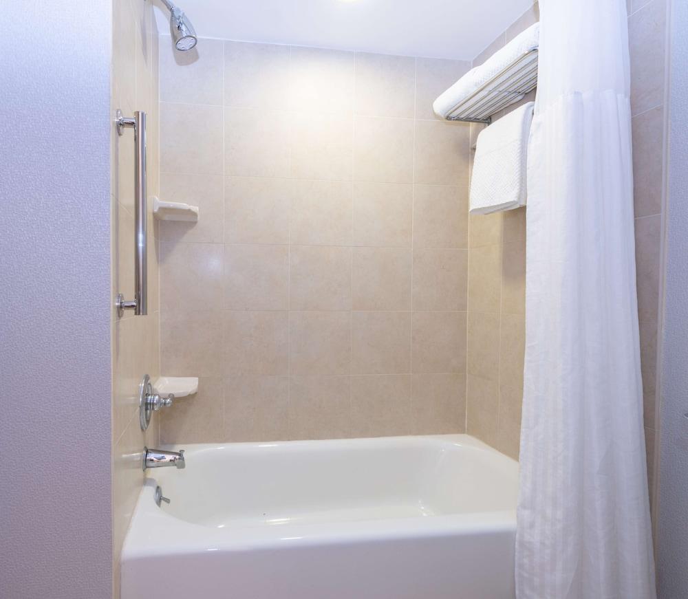 DoubleTree by Hilton Newark Penn Station photo 11