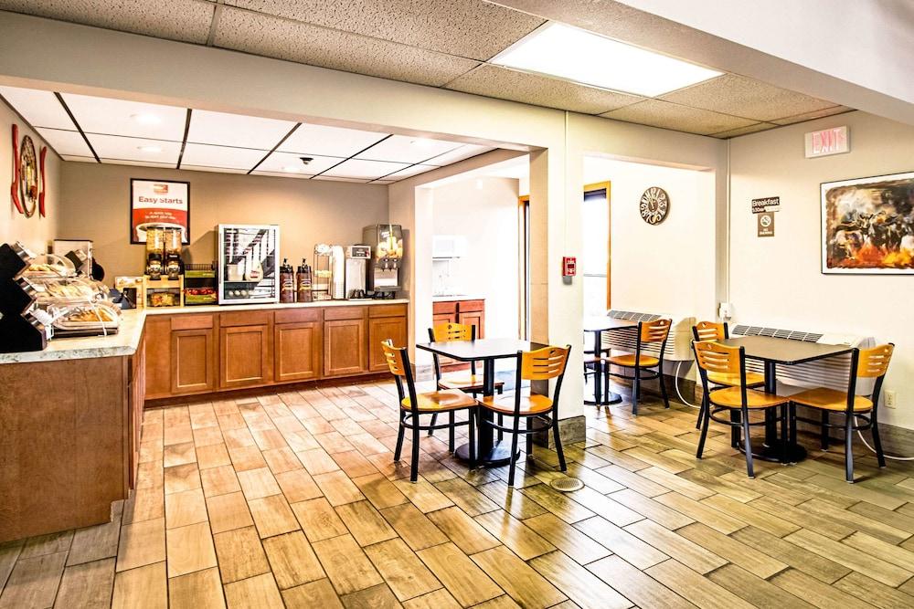 Econo Lodge Watertown photo 28