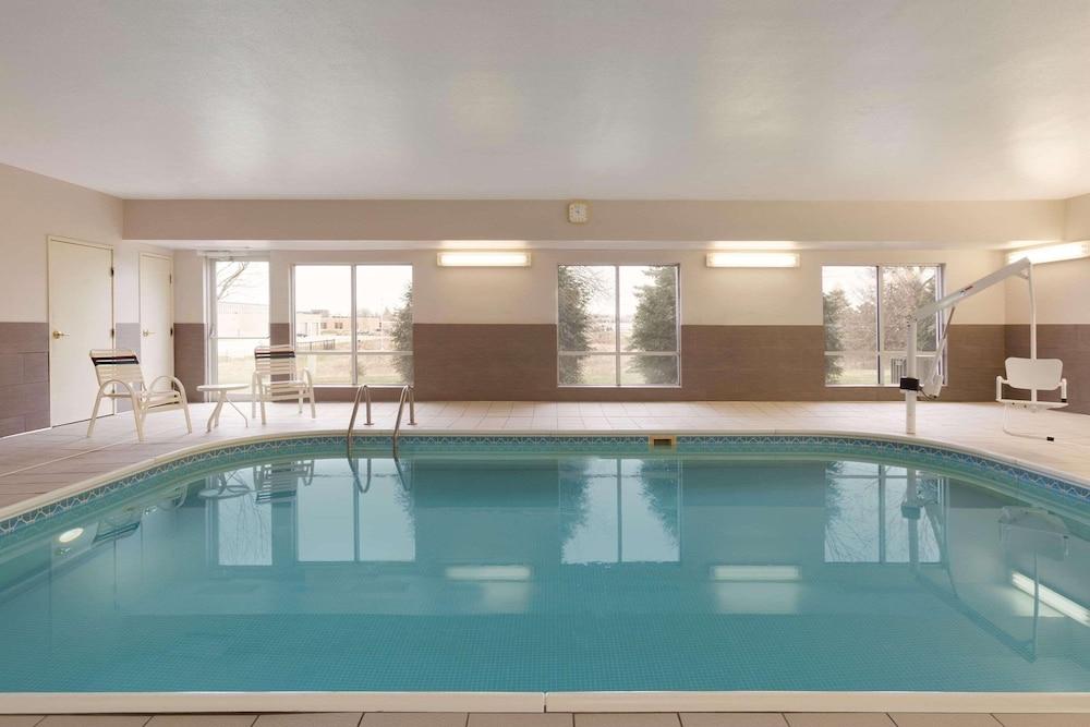 Country Inn & Suites by Radisson, Rochester, MN photo 2