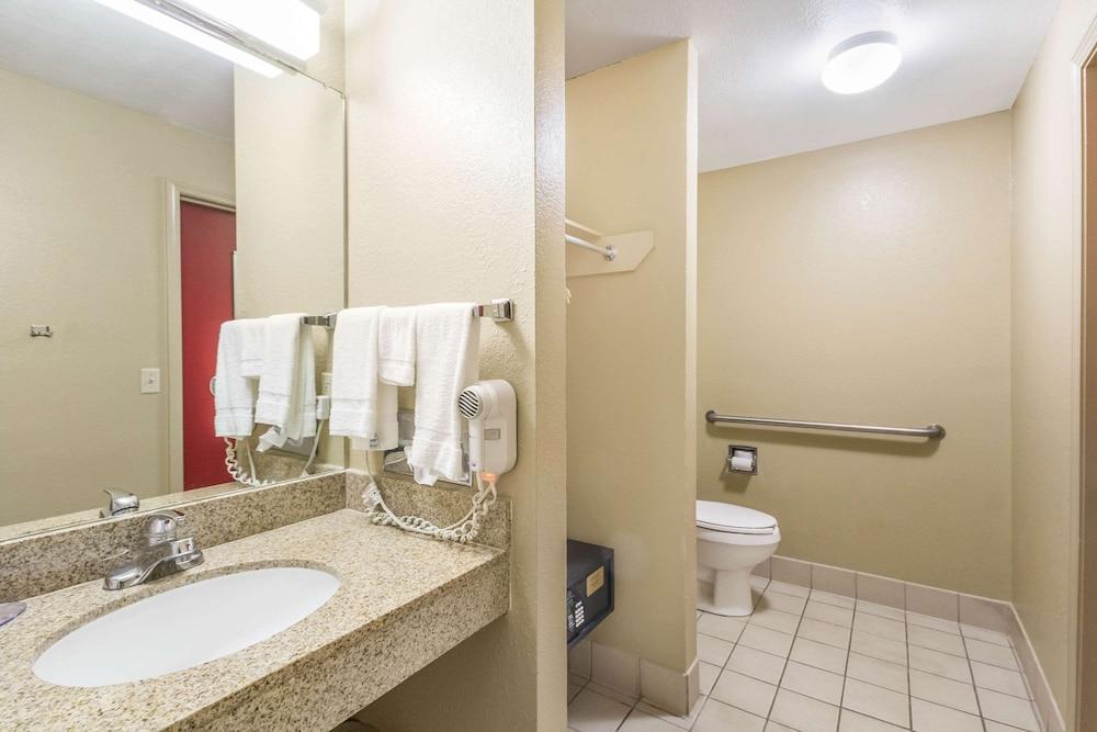 Econolodge Inn & Suites photo 39