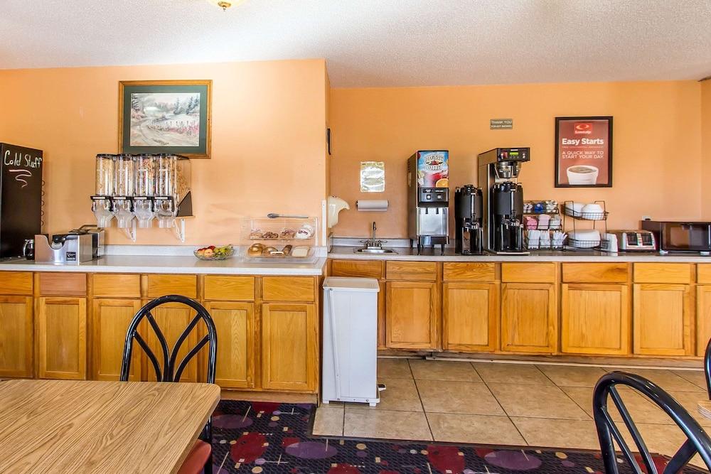 Econo Lodge Inn & Suites Pekin - Peoria Area photo 47