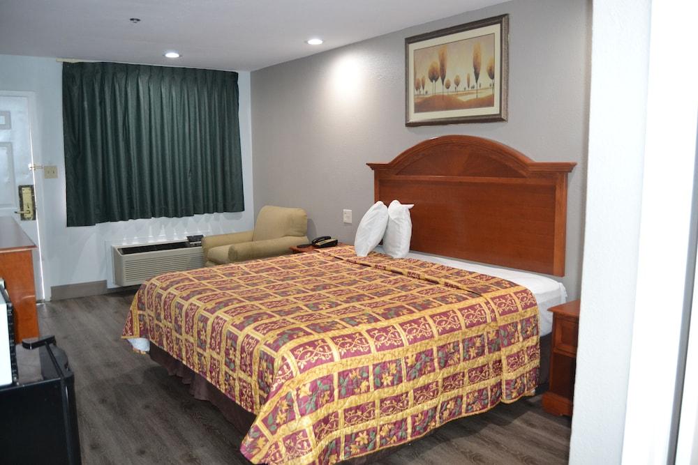 Deluxe INN photo 7