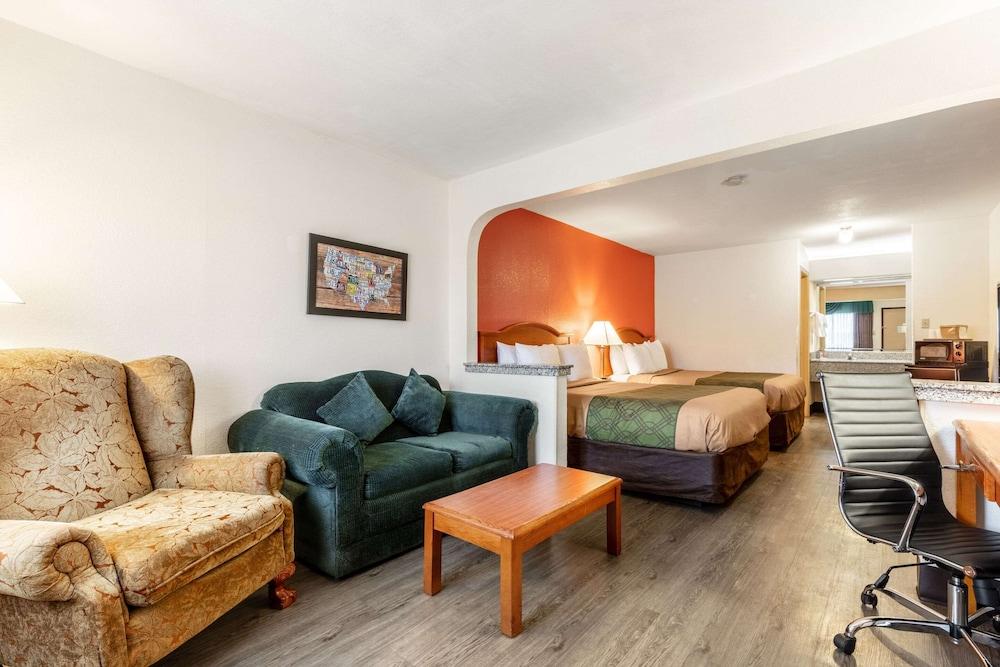 Econo Lodge Inn & Suites Memphis East photo 34