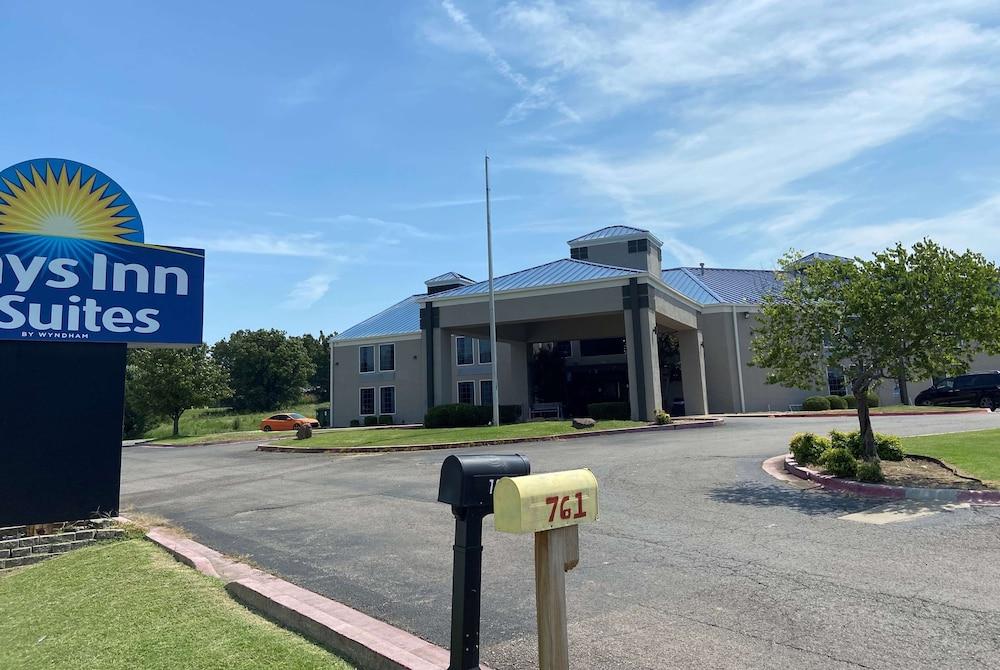 Days Inn & Suites by Wyndham Tahlequah — hotel in Tahlequah