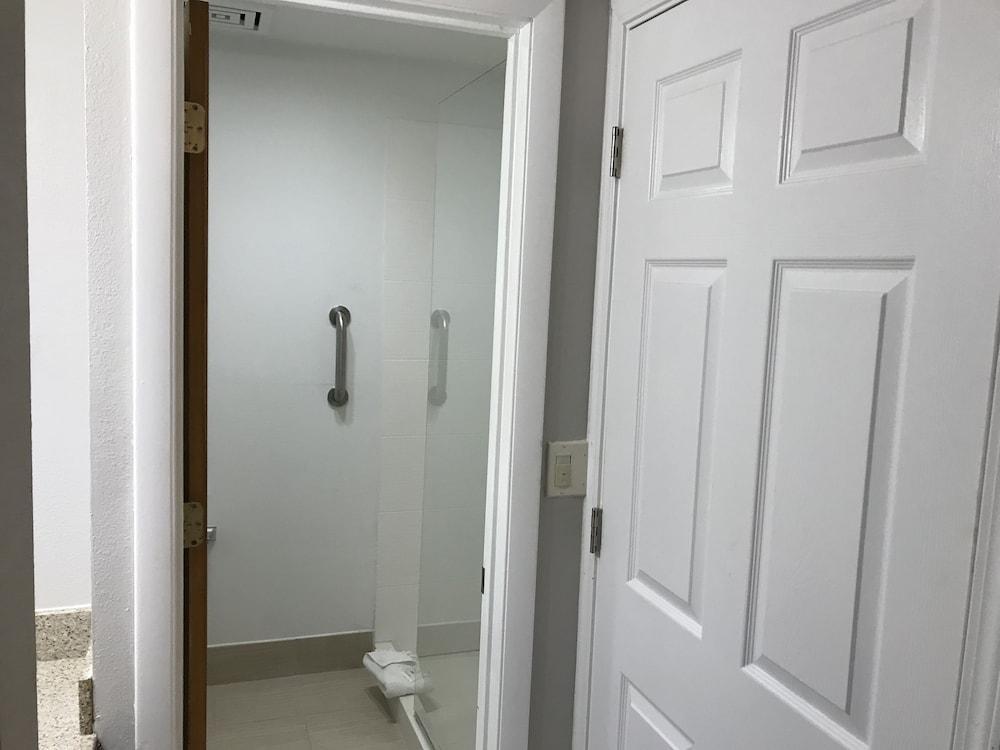 Country Inn & Suites by Radisson Indianapolis East photo 14