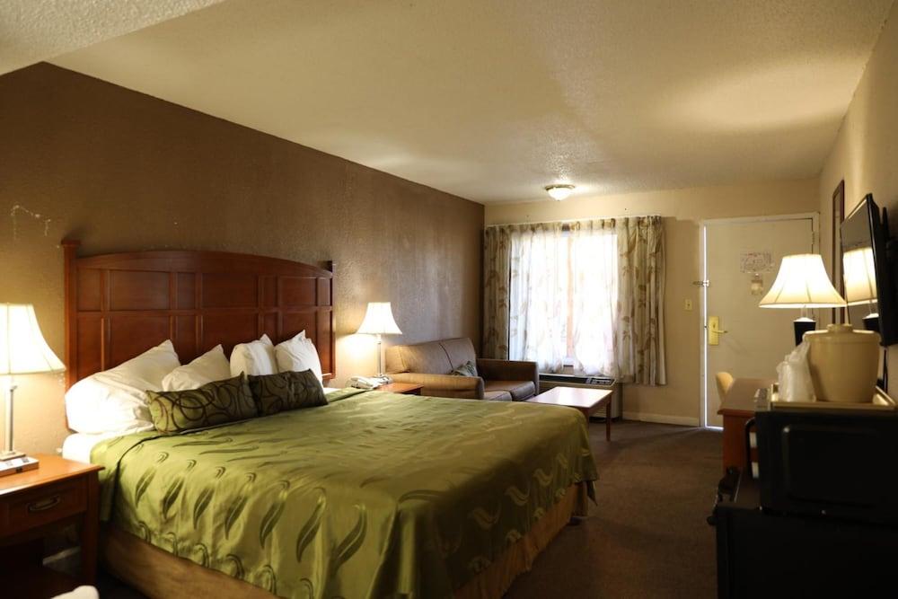 Travelers Inn photo 16