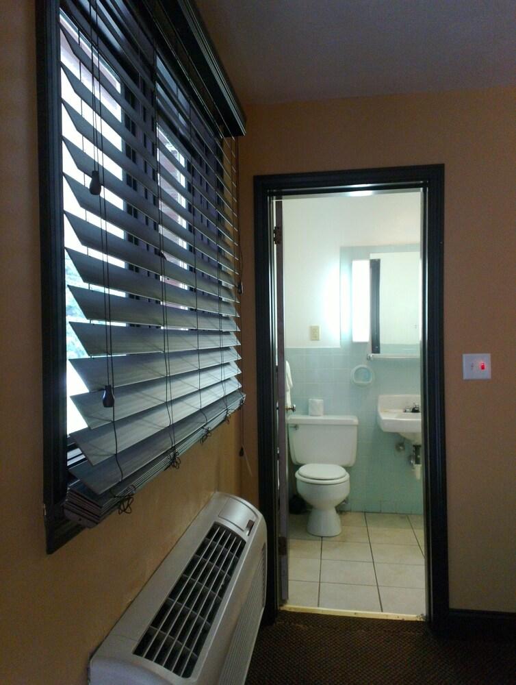Colonial Inn Motel photo 28