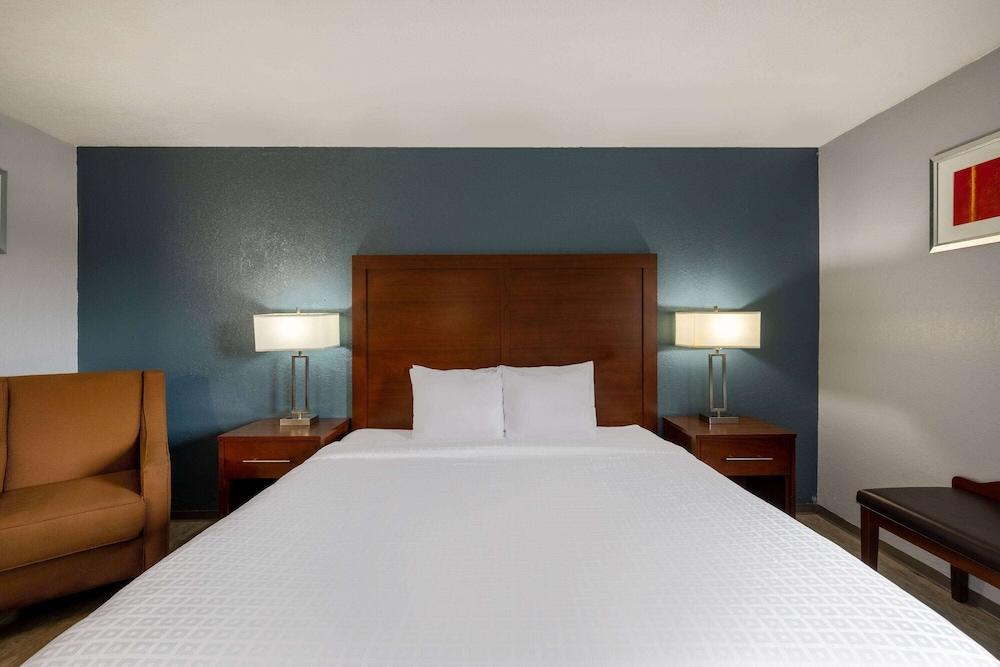Travelodge by Wyndham Brooklyn Center photo 3