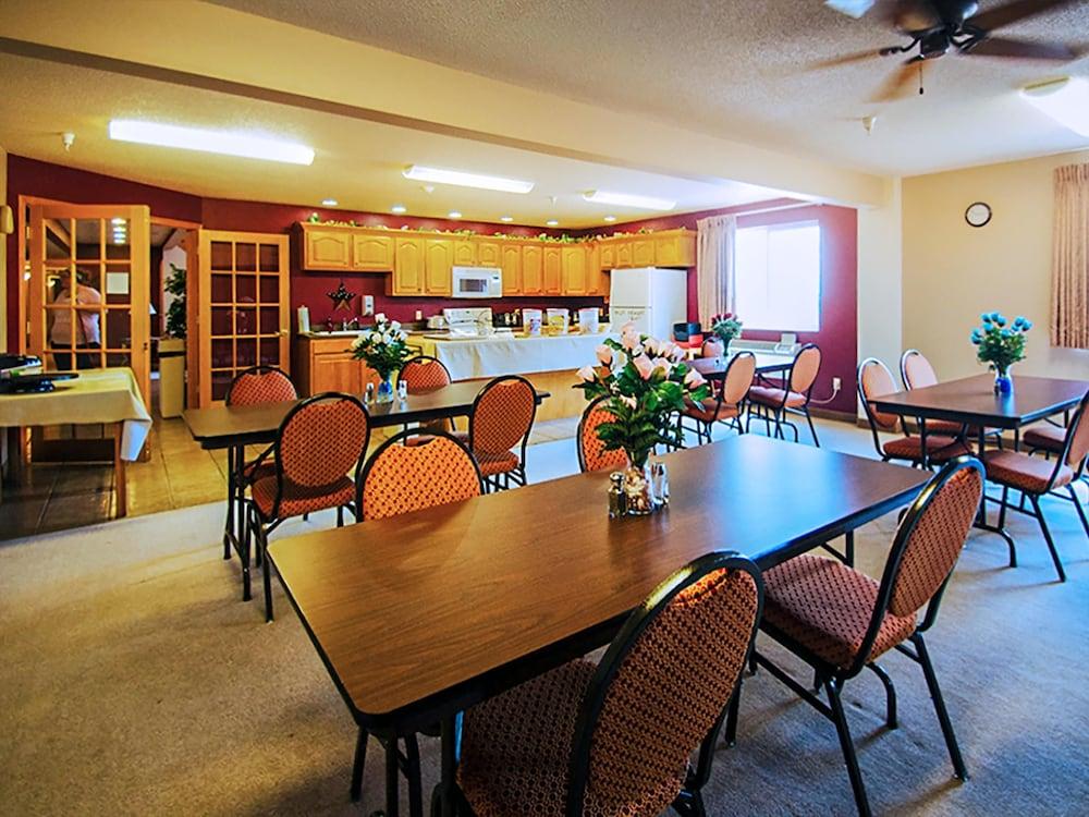 Urbana Inn & Suites photo 18