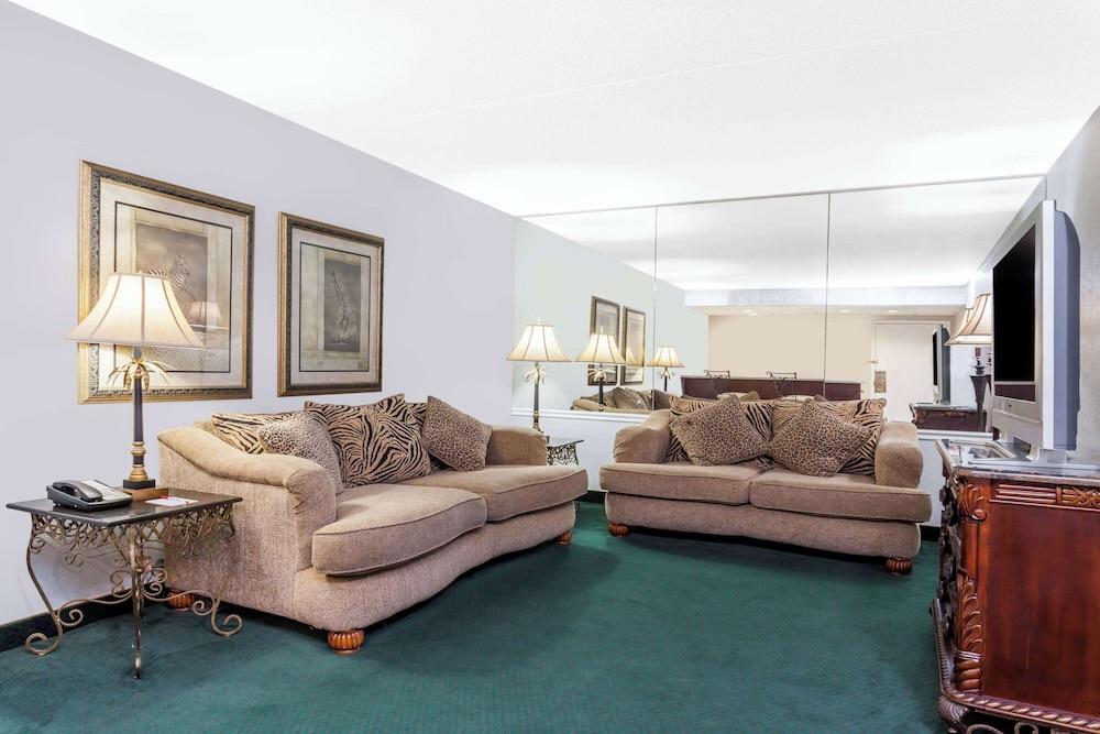 Ramada by Wyndham Henderson/Evansville photo 17