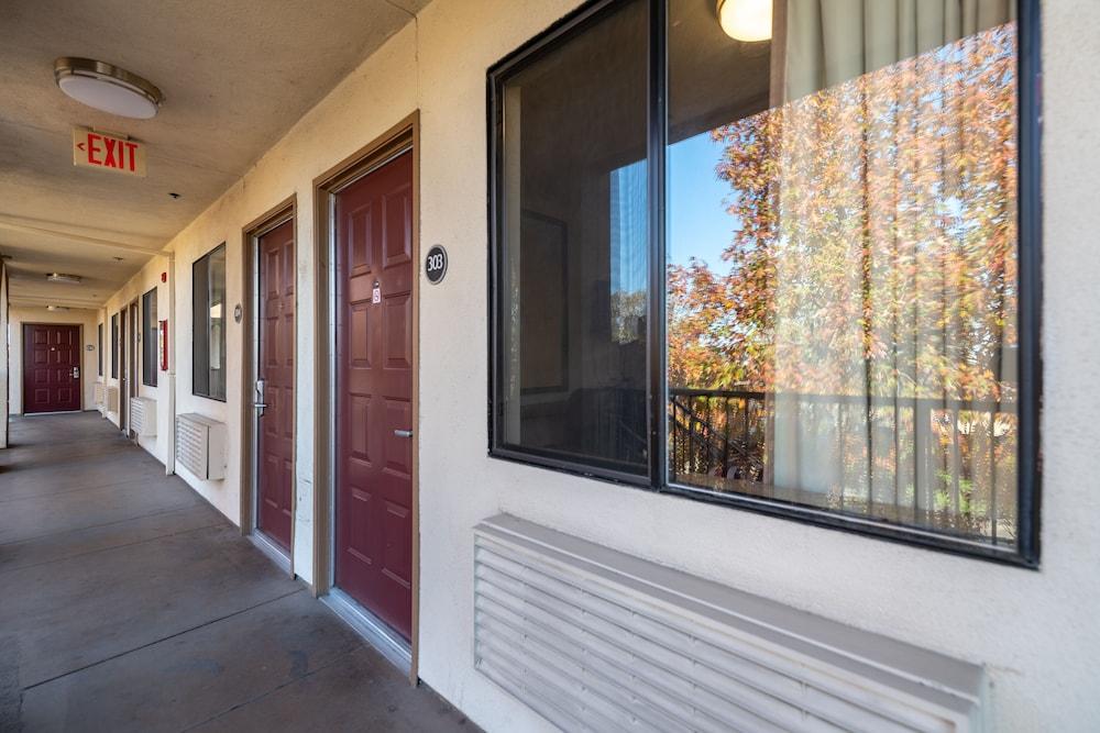 Sacramento Inn & Suites photo 11
