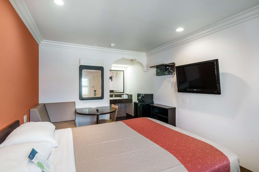 Motel 6 Lomita, CA photo 8