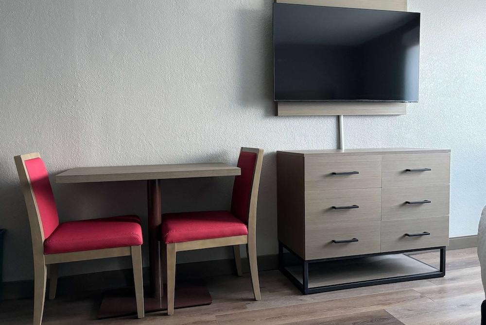 La Quinta Inn & Suites by Wyndham Ft Lauderdale Cypress Cr photo 28