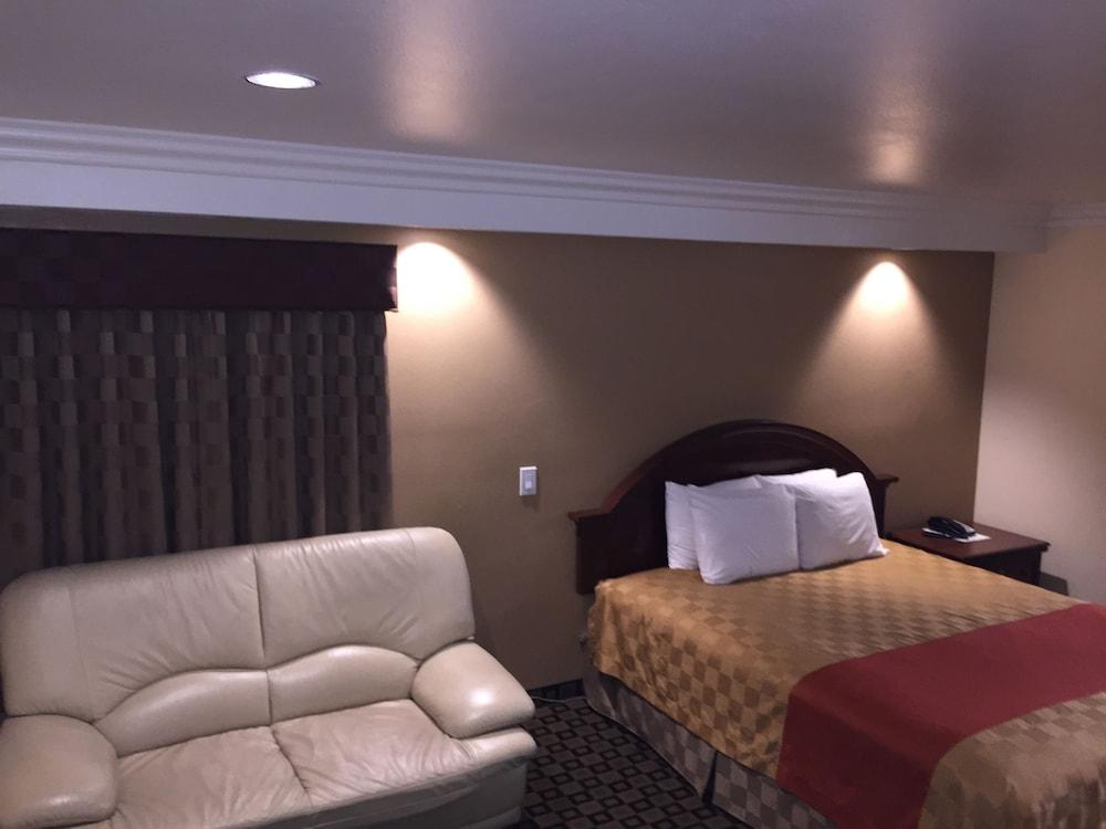 Ontario Inn & Suites photo 5