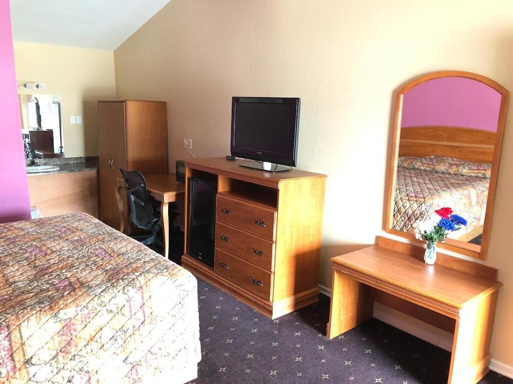 Frontier Motel photo 13