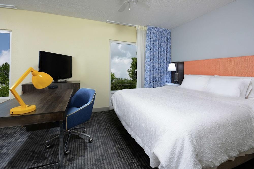 Hampton Inn & Suites Clinton - I-26 photo 16