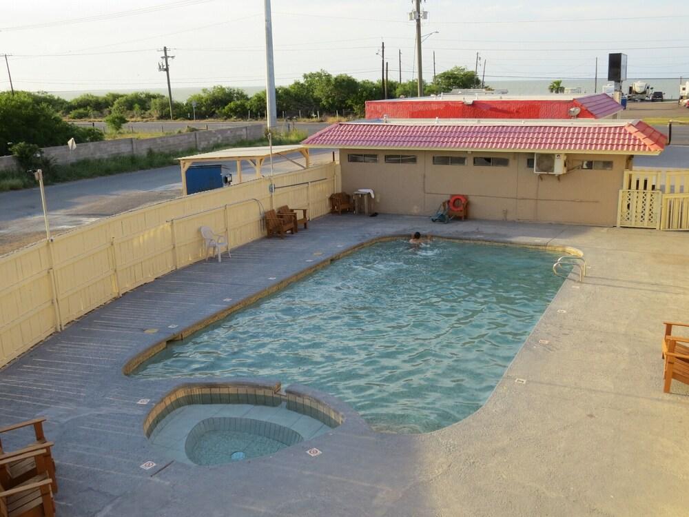 Executive Inn and Suites photo 40