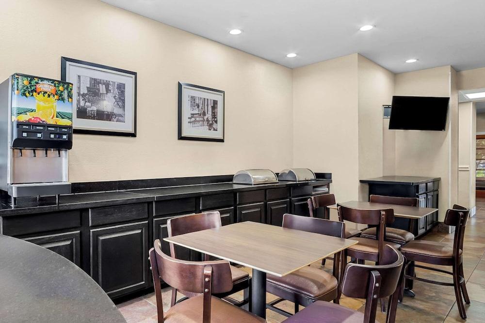 MainStay Suites Addison-Dallas photo 34