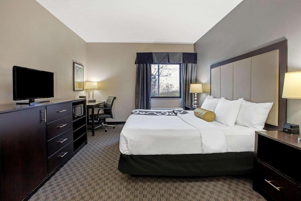 La Quinta Inn & Suites by Wyndham Detroit Metro Airport photo 18