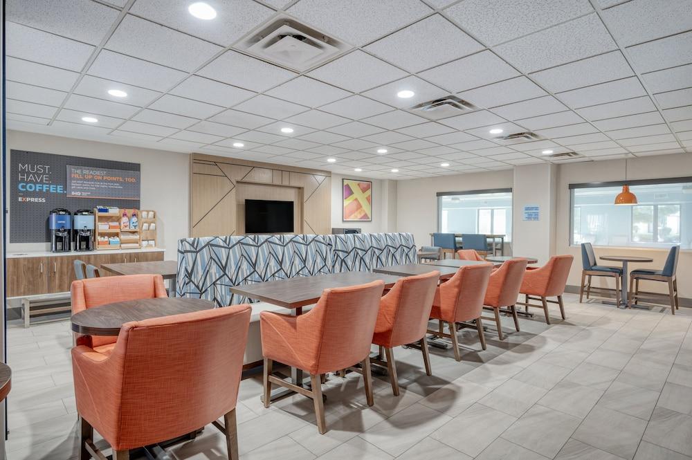 Holiday Inn Express & Suites Gahanna/Columbus Airport by IHG photo 28