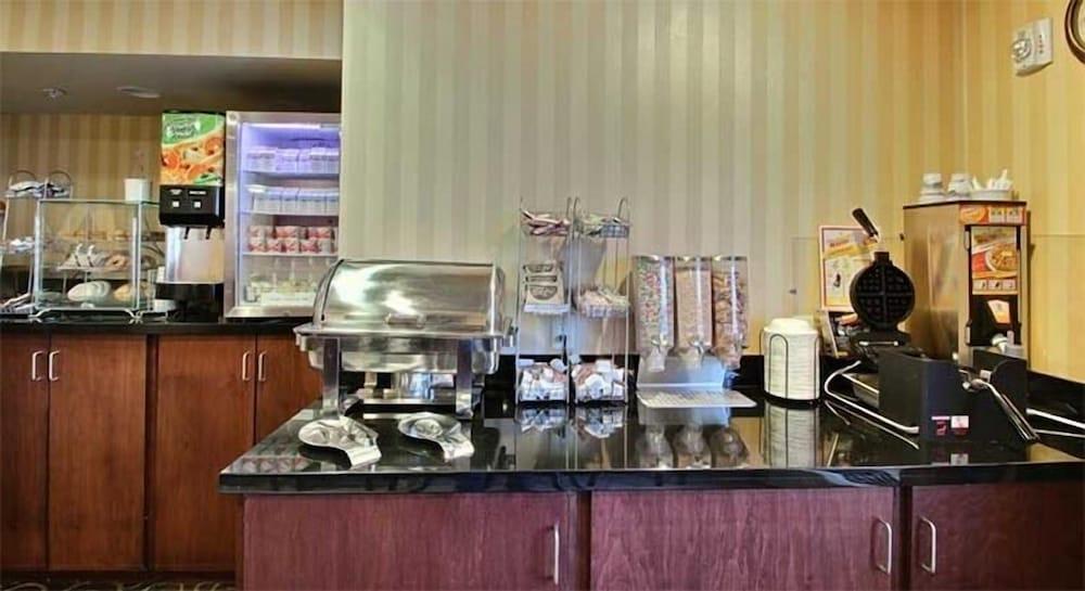 Cobblestone Inn & Suites photo 16